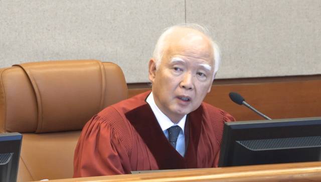 정형식 헌법재판관이 지난달 13일 서울 종로구 헌법재판소에서 열린 윤석열 대통령 탄핵 심판 8차 변론에서 김봉식 전 서울경찰청장에게 증인심문을 하고 있다. 연합뉴스