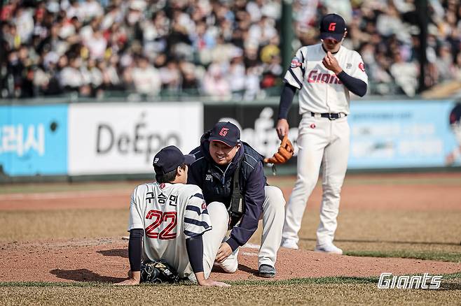 9일 사직구장에서 열린 KIA와의 시범경기에서 등판했다가 타구에 맞은 롯데 구승민. 롯데 자이언츠 제공