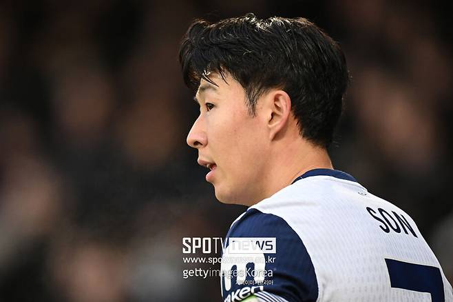 ▲ 현재 토트넘의 경기력과 팀 분위기를 고려하면, 유로파리그에서 탈락하며 또 한 번 우승과 멀어질 가능성도 배제할 수 없다. 손흥민은 토트넘에서 10년을 보냈지만 아직까지도 트로피를 들어 올리지 못했다. ⓒ연합뉴스/EPA