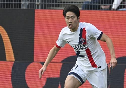 ▲ 최근 이강인은 벤치 신세로 밀리면서 다시 이적 가능성에 무게가 실리기 시작했다. 겨울 이적 시장에서 아스널, 뉴캐슬 유나이티드, 노팅엄 포레스트, 맨체스터 유나이티드, 토트넘 홋스퍼 등 프리미어리그 구단들은 물론 스페인 아틀레티코 마드리드의 시야에 있다는 이야기가 나왔다. ⓒ연합뉴스/AP