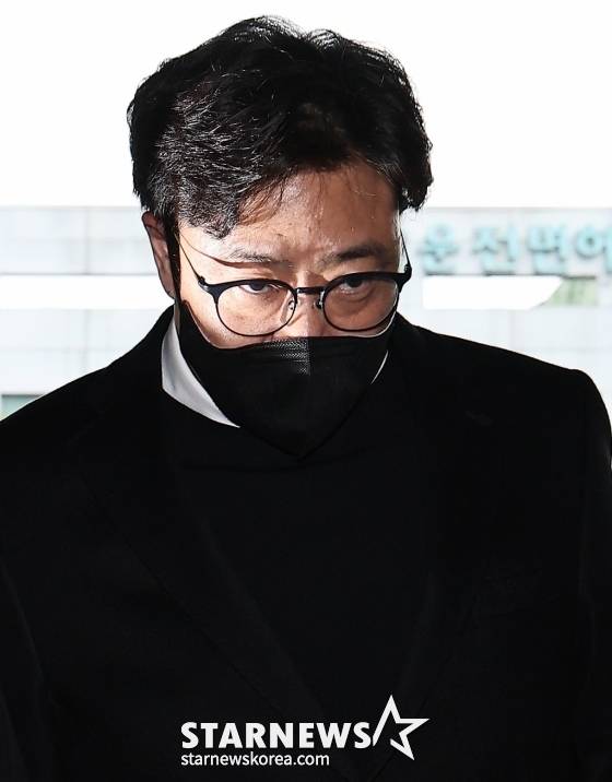 (서울=뉴스1) 김진환 기자 = 업무방해, 전자기록 등 손괴, 사기 및 업무상 배임 등의 혐의를 받는 안성일 더기버스 대표가 24일 오후 피의자 조사를 받기 위해 서울 강남경찰서에 출석하고 있다. 걸그룹 ‘피프티 피프티(FIFTY FIFTY)’의 소속사 어트랙트는 지난 6월 더기버스가 업무 인수인계를 지체하고 업무용 메일 계정을 돌려주는 과정에서 메일을 모두 삭제하는 등 프로젝트 자료를 없앴다며 안 대표 등을 고소했다. 2023.10.24/뉴스1 Copyright (C) 뉴스1. All rights reserved. /사진=(서울=뉴스1) 김진환 기자