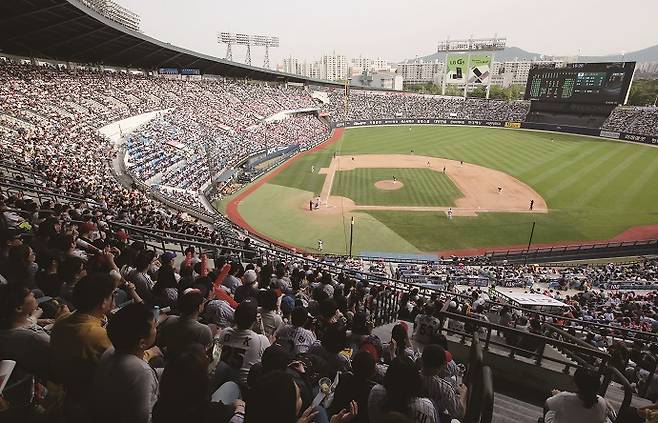 스포츠 중계권은 한시적으로만 사용할 수 있는 카드다.[사진 | 연합뉴스]