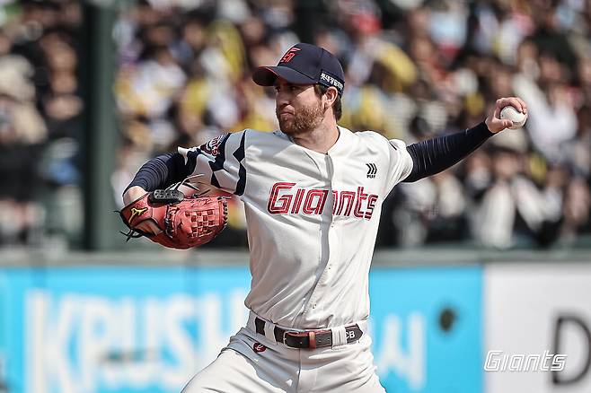 롯데 자이언츠 에이스 찰리 반즈가 9일 부산 사직야구장에서 열린 2025 신한 SOL Bank KBO 시범경기 2차전에서 KIA 타이거즈를 상대로 4이닝 무실점 호투를 펼쳤다. 사진 롯데 자이언츠