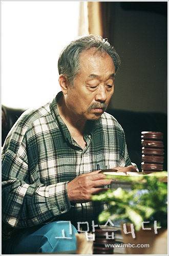 2007년 MBC 드라마 '고맙습니다' [MBC '고맙습니다' 캡처. 재판매 및 DB 금지] 극중 '미스타 리'(신구 분) 옆에 초코파이가 쌓여 있다.