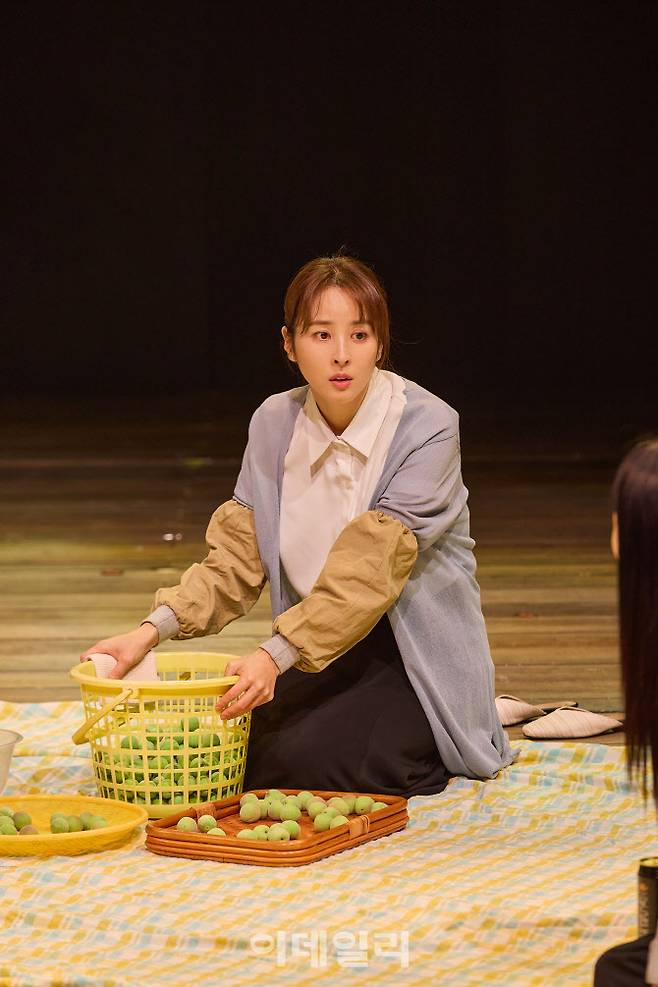 연극 ‘바닷마을 다이어리’ 공연의 한 장면(사진=라이브러리컴퍼니)