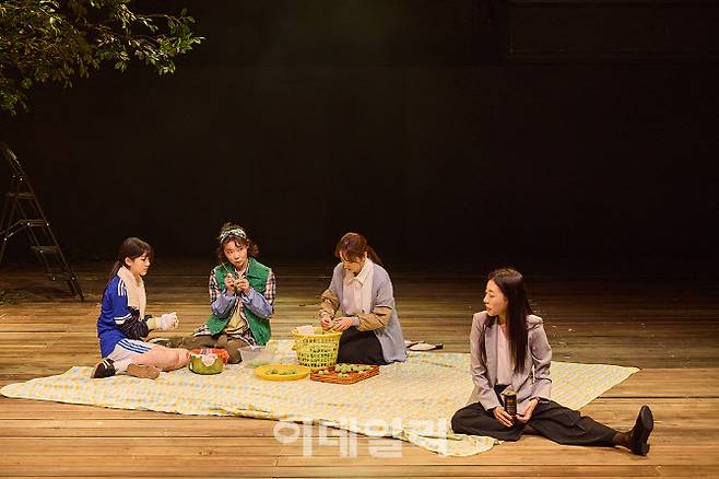 연극 ‘바닷마을 다이어리’ 공연의 한 장면(사진=라이브러리컴퍼니)
