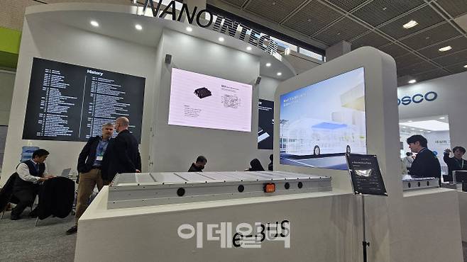 지난 5~7일 서울 강남구 코엑스에서 열린 국내 최대 배터리 전시회 ‘인터배터리 2025’의 나노인텍 부스에 소형 전기버스용 배터리 팩이 전시돼 있다.(사진=김세연기자)