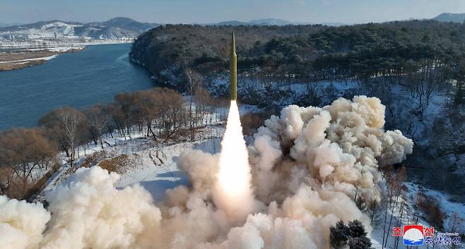 북한이 고체연료를 사용한 극초음속 중장거리 탄도미사일(IRBM) 시험 발사에 성공했다고 조선중앙통신이 보도한 사진이다. (사진=연합뉴스)