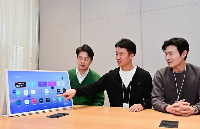 (왼쪽부터)조현포 LG전자 TV선행상품기획팀장, 박호성 LG전자 TX개발실장, 이병현 LG전자 디자인경영센터 책임연구원이 스탠바이미2를 시연하고 있다. (사진=LG전자)