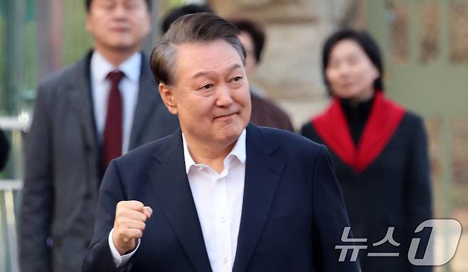 법원의 구속취소 청구 인용으로 석방된 윤석열 대통령이 8일 오후 경기 의왕시 서울구치소를 빠져나오며 지지자들에게 인사하고 있다. 윤 대통령은 내란 우두머리 혐의로 지난 1월 26일 구속기소 된 지 41일 만, 1월 15일 체포된 후 52일 만에 자유의 몸이 됐다. 2025.3.8/뉴스1 ⓒ News1 오대일 기자