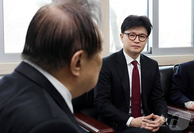한동훈 전 국민의힘 대표가 7일 오전 서울 여의도 국회에서 전직 국회의원 모임인 헌정회를 예방, 정대철 헌정회장의 발언을 경청하고 있다. (공동취재) 2025.3.7/뉴스1 ⓒ News1 김민지 기자