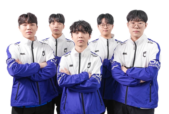 DN프릭스 ‘헤븐’ 김태성 ‘디엘’ 김진현 ‘규민’ 심규민 ‘살루트’ 우제현 ‘플리케’ 김성민 감독. 사진 | 크래프톤