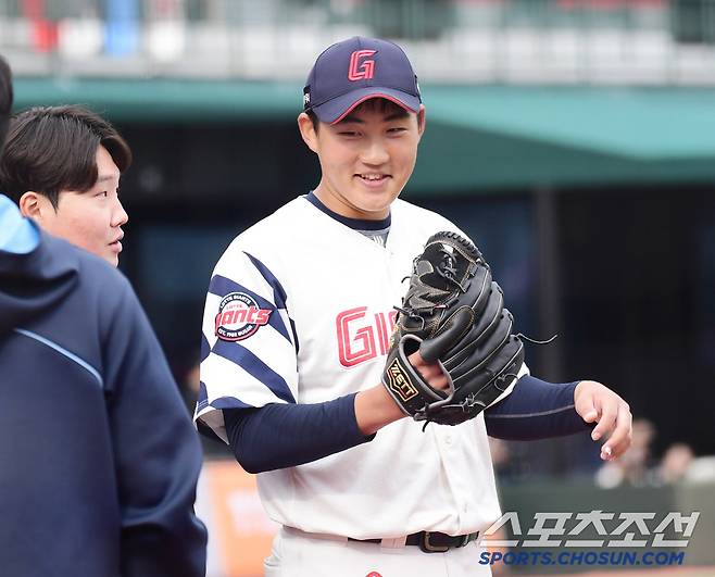 10일 부산 사직구장에서 열린 KBO리그 시범경기 롯데와 LG의 경기. 8회 투구를 마치고 미소 짓는 롯데 김태현. 부산=송정헌 기자songs@sportschosun.com/2025.03.10/