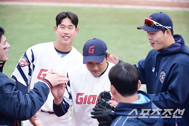 10일 부산 사직구장에서 열린 KBO리그 시범경기 롯데와 LG의 경기. 7회 등한 1이닝 무실점 투구를 펼친 롯데 김태현이 선배들과 하이파이브를 나누고 있다. 부산=송정헌 기자songs@sportschosun.com/2025.03.10/