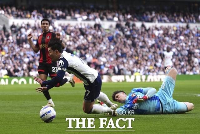 본머스의 왼쪽 페널티 박스를 침투하다 상대 골키퍼에 걸려 넘어지며 페널티킥 파울을 얻어내고 있는 손흥민./런던=AP.뉴시스