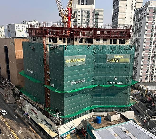 63빌딩으로 유명한 신동아건설, 의정부 주상복합 짓다 중단 - 건설 경기 침체로 공사를 하고도 돈을 못 받아 무너지는 건설사들이 증가하고 있다. 사진은 신동아건설이 경기 의정부시에 짓다가 중단한 주상복합 건물의 모습. 63빌딩 시공사로 잘 알려진 신동아건설도 자금난 때문에 올 초 법정관리를 신청했다. /고운호 기자