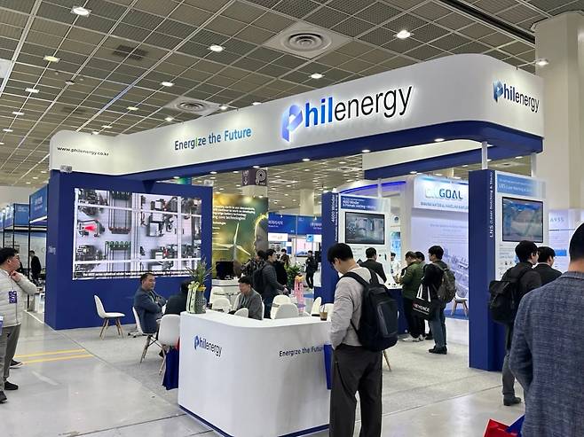 2025 인터배터리 필에너지 부스에 모인 참가자들이 핵심 기술에 대한 설명을 듣고 있다./필에너지 제공