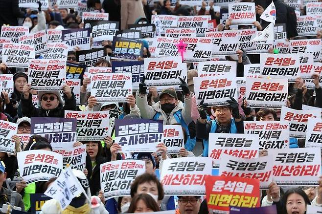 법원이 윤석열 대통령 구속 취소를 결정한 지난 8일 오후 서울 종로구 경복궁과 안국역 일대에서 윤석열 대통령의 탄핵 찬성과 석방 반대를 촉구하는 집회가 열리고 있다. ⓒ데일리안 홍금표 기자