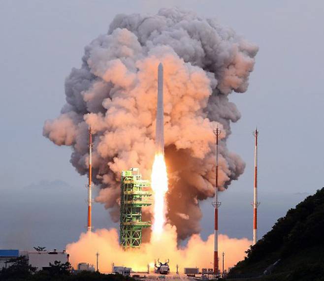 2023년 5월 25일 전남 고흥 나로우주센터에서 누리호 3차 발사가 진행되고 있다. 최근 우주항공청(우주청)은 누리호 다음 국가 주력 발사체인 ‘차세대 발사체’를 재사용 발사체로 개발하도록 사업을 변경하는 것을 검토하겠다고 공표했다. 한국항공우주연구원 제공