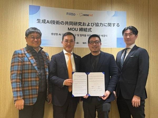 (왼쪽부터) 와이즈넛 AIDX사업부문 이석원 전무, 와이즈넛 강용성 대표, 플리토 이정수 대표, 플리토 토미야마 료타(Tomiyama Ryota) 일본 지사장이 일본 도쿄도 시부야구에 위치한 플리토 일본 지사에서 업무협약식 진행 후 기념촬영을 하고있다.