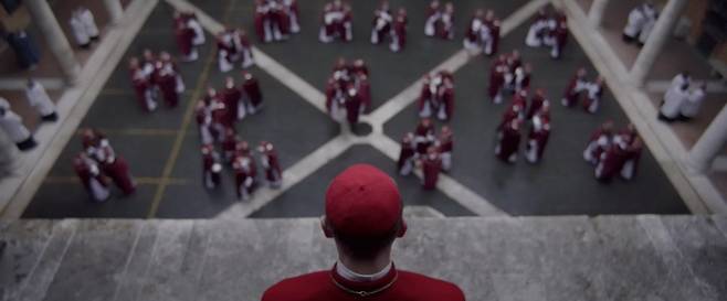 영화 ‘콘클라베’에서 추기경 단장이 다른 추기경들을 내려다보는 장면. 영화는 추기경들을 하나의 점처럼 묘사한다. 디스테이션 제공