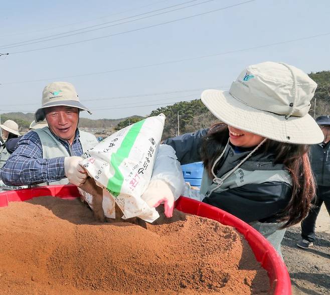 이학재 인천국제공항공사 사장(앞줄 왼쪽)이 지난해 4월 인천 중구 장봉도에서 진행된 '인천공항 합동봉사단 농가 일손돕기' 봉사활동에서 봉사단원들과 모판용 흙 거르기 작업을 하고 있다. 인천국제공항공사 제공