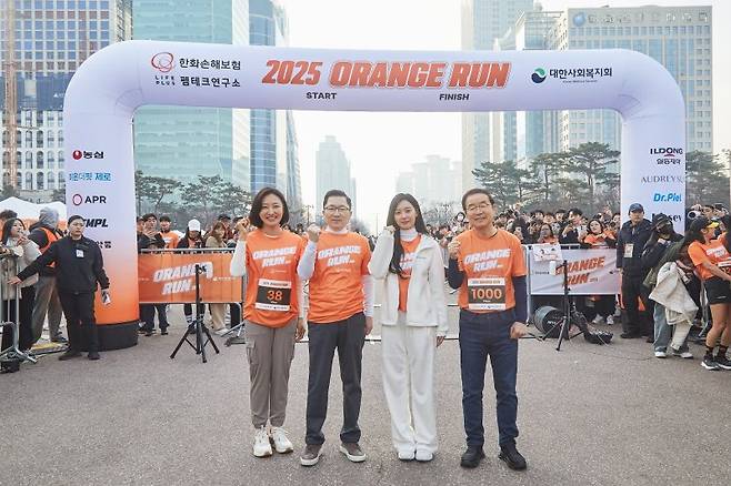 나채범 한화손해보험 대표(왼쪽 두번째)가 지난 8일 기부 마라톤 캠페인 '오렌지런' 현장에서 관계자들과 기념촬영을 하고 있다. 한화손보 제공