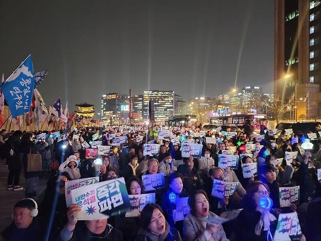 윤석열 대통령의 구속이 취소된 2025년 3월7일 저녁 윤석열즉각퇴진·사회대개혁 비상행동(비상행동)이 연 ‘내란수괴 윤석열 석방 결정 긴급 규탄대회’에 참여한 시민들이 구호를 외치고 있다. 한겨레 박고은 기자