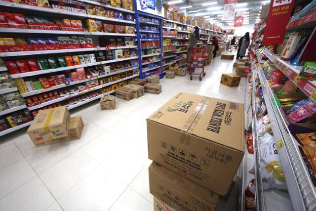 9일 오후 경기도 한 홈플러스 매장에서 관계자가 제품을 정리하고 있다. 뉴시스