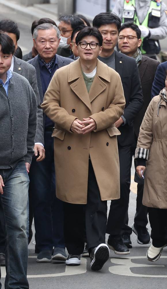 한동훈 전 국민의힘 대표가 2일 서울 종로구 한 소극장에서 열린 연극을 보러 이동하고 있다. [사진=연합뉴스]