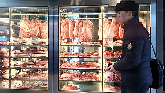 원산지표시 위반 여부를 살피는 제주도 자치경찰. 사진 제주도 자치경찰단