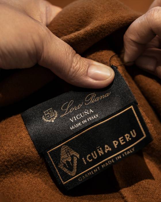 신들의 섬유로 불린 황금빛 색상의 ‘비쿠냐’. 사진 로로피아나