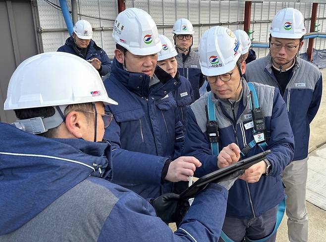 허윤홍 GS건설 대표(가운데)가 3월 안전 점검의 날에 AI 활용 사례를 점검하는 모습.  GS건설