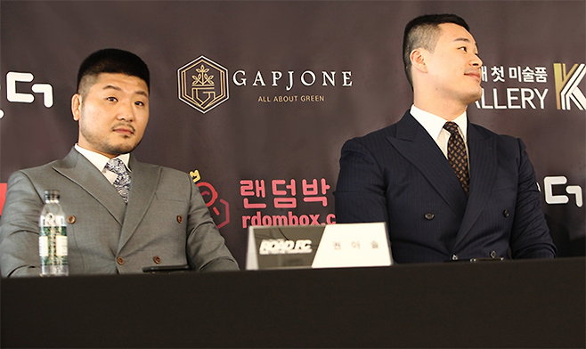 왼쪽부터 2023년 1월 남산타워 갤러리K 전시관 기자회견에 참석한 제2대 로드FC 라이트급 챔피언 권아솔, 제8대 로드FC 미들급 챔피언 황인수. 사진=세계격투스포츠협회