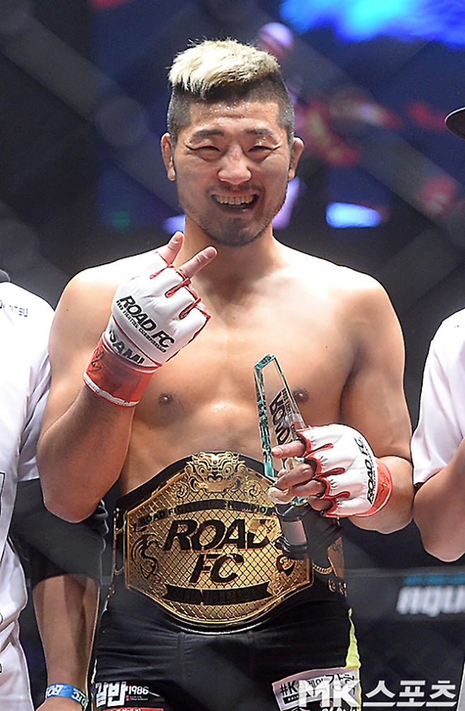 챔피언 권아솔이 2016년 12월 로드FC 라이트급 타이틀 2차 방어 성공 기념 촬영을 하고 있다. 사진=MK스포츠DB