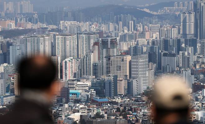 지난달 토지거래허가구역 해제 이후 서울 일부에서 아파트 가격 상승 현상이 나타나자 정부가 대응에 나섰다. 사진은 남산에서 바라본 서울 도심 아파트단지 모습. /사진=뉴스1