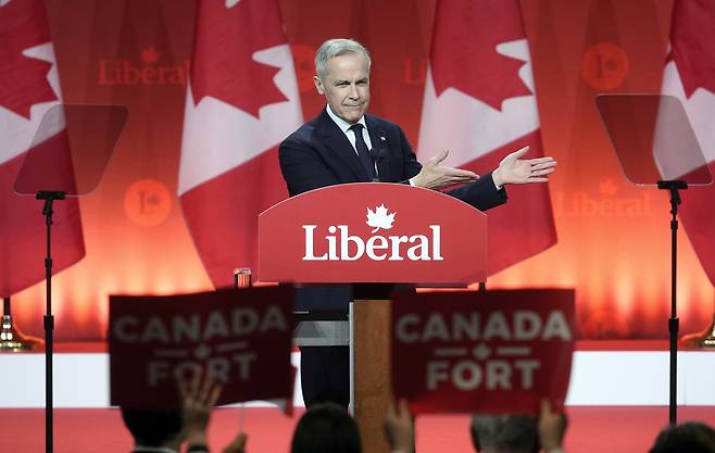 캐나다 집권 여당인 자유당의 새 대표로 선출된 마크 카니 전 캐나다중앙은행 총재가 9일(현지시간) 오타와에서 당 신임 대표로 첫 연설을 하고 있다. [AP]