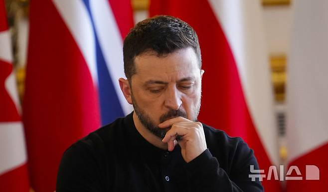 [런던=AP/뉴시스]볼로디미르 젤렌스키 우크라이나 대통령이 지난 2일(현지 시간) 영국 런던 랭커스터 하우스에서 열린 우크라이나·유럽 안보 강화를 위한 정상회의에 참석하고 있다.