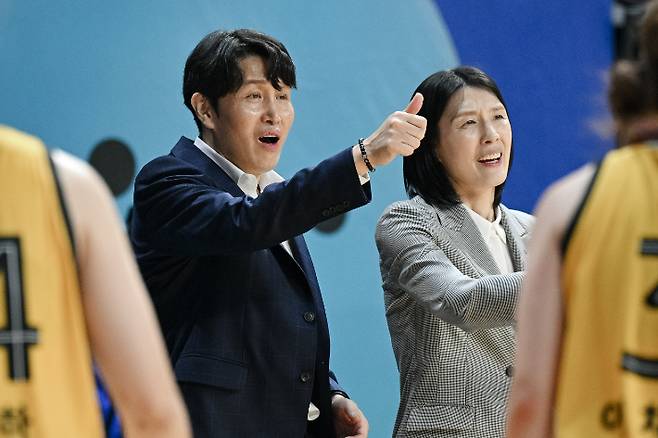 위성우 감독 엄지 척. WKBL