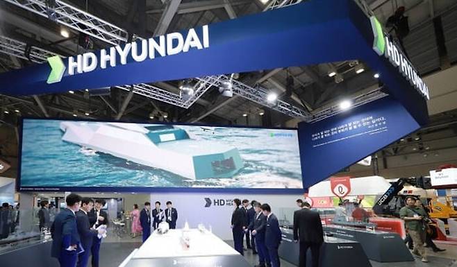 2023년 6월 열린 부산 해양방위산업전에서 KDDX 등 신형 함정의 모형을 공개한 HD현대중공업