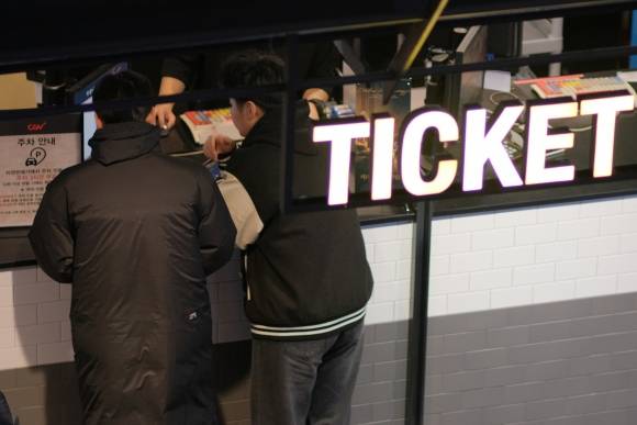 19일 서울 용산구 CGV용산점에서 시민들이 영화 티켓을 구입하고 있다. 2025.2.19 연합뉴스