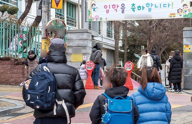 3월5일 서울의 한 초등학교에 학생들이 등교하고 있다. ⓒ시사저널 최준필