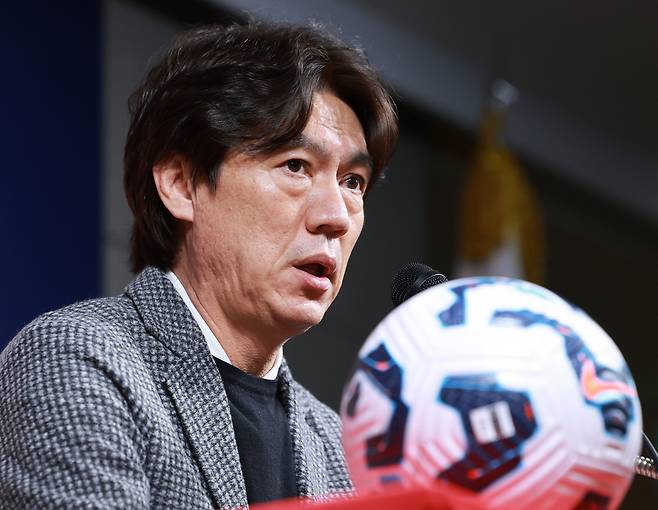 홍명보 축구 국가대표팀 감독이 10일 서울 종로구 축구회관에서 2026 북중미 월드컵 아시아 3차 예선 B조 7, 8차전에 나설 대표 선수 명단을 발표하고 있다. 연합뉴스