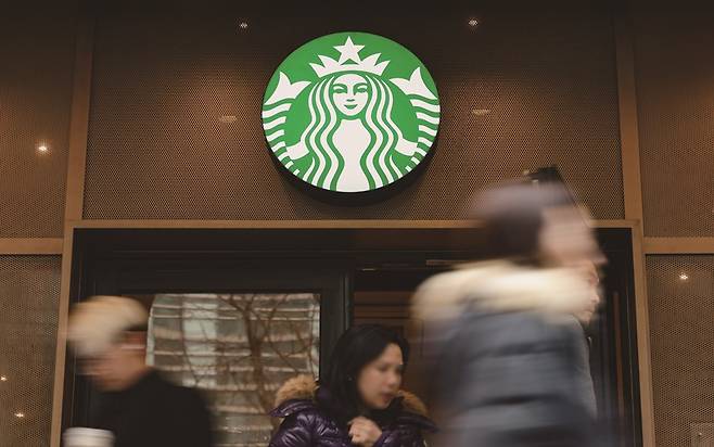 스타벅스 코리아가 지난해 사상 처음으로 연 매출 30조원을 돌파했다.[사진｜뉴시스]