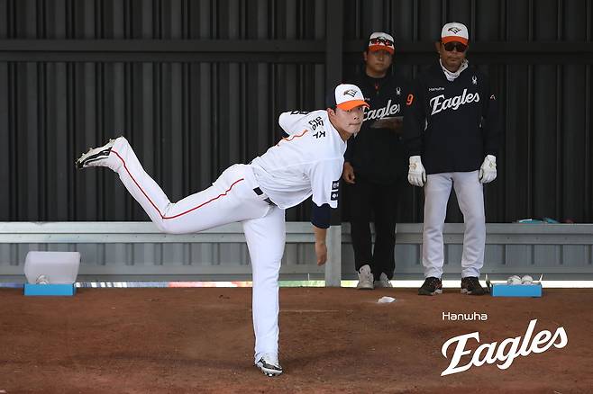 호주 멜버른의 멜버른 볼파크에서 진행된 한화 이글스의 1차 스프링캠프, 문동주가 불펜 피칭을 하고 있다. 한화 이글스