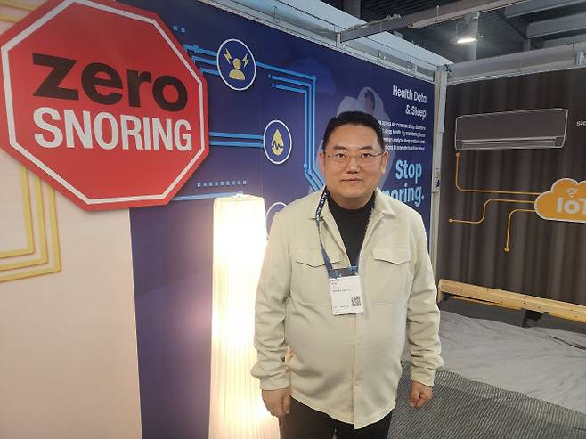 장승웅 텐마인즈 대표가 MWC 텐마인즈 부스에서 포즈를 취하고 있다.(사진=이데일리 강민구 기자)