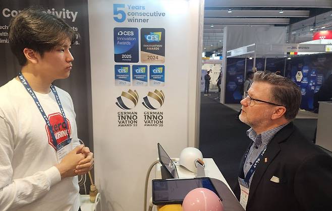 한 관람객이 텐마인즈 부스를 찾아 제품에 대해 물어보고 있다.(사진=이데일리 강민구 기자)