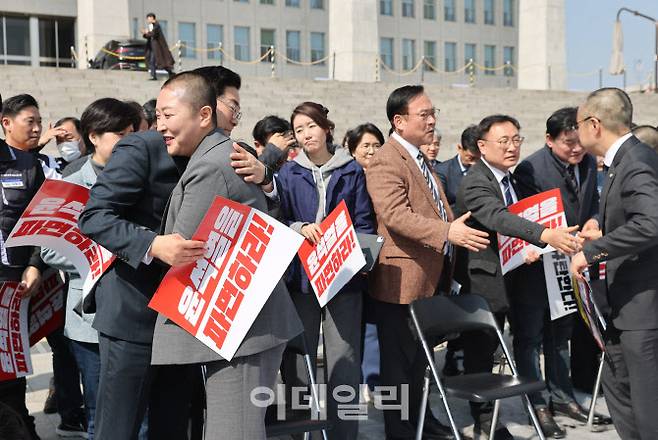 [이데일리 노진환 기자] 박찬대 더불어민주당 원내대표가 11일 오후 서울 여의도 국회 본청 앞 계단에서 윤석열 조기 파면을 촉구하며 삭발을 한 전진숙 의원을 격려하고 있다.