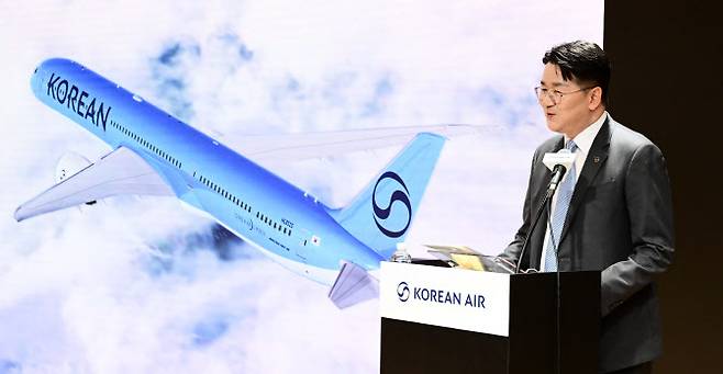 조원태 한진그룹 회장이 11일 서울 강서구 대한항공 본사에서 열린 신규 CI 공개 기자간담회에서 취재진의 질문에 답하고 있다. (사진=연합뉴스)