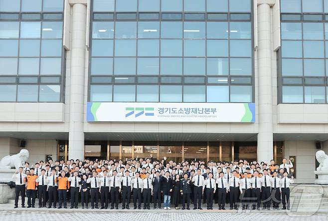 조선호 경기도소방재난본부장이 11일 수원시 팔달구 청사 1층 대강당에서 퇴임식을 진행한 후 직원들과 기념촬영을 하고 있다. (경기도소방재난본부 제공. 재판매 및 DB 금지) 2025.3.11/뉴스1